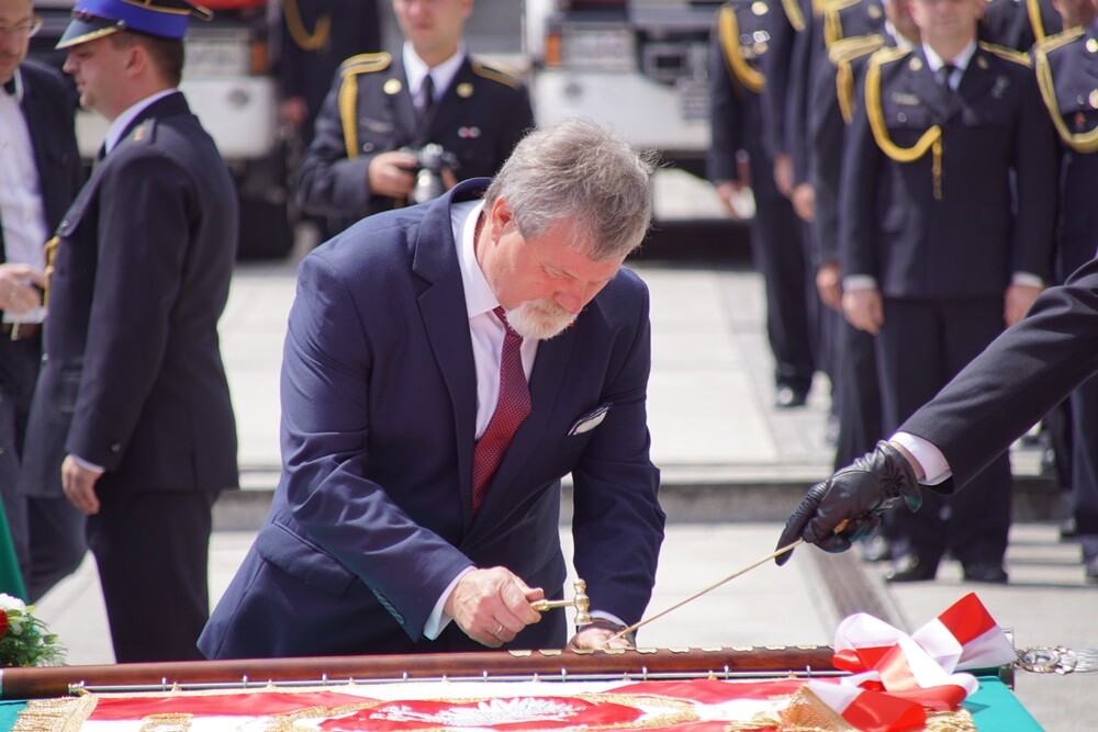 Dziś na rynku miała miejsce uroczystość nadania sztandaru Komendzie Miejskiej Państwowej Straży Pożarnej. Nasza komenda otrzymała również Złotą Odznakę Honorową za Zasługi dla Województwa Śląskiego. Przed uroczystością w kościele pw. św. Pawła odprawiona została msza św. w intencji strażaków i pracowników rudzkiej komendy.