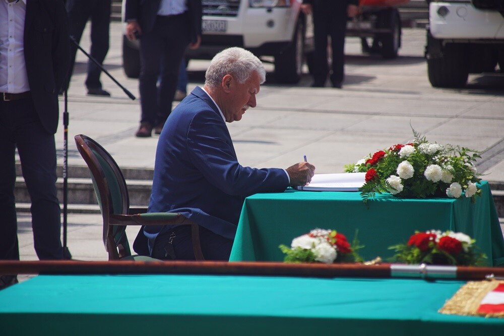 Dziś na rynku miała miejsce uroczystość nadania sztandaru Komendzie Miejskiej Państwowej Straży Pożarnej. Nasza komenda otrzymała również Złotą Odznakę Honorową za Zasługi dla Województwa Śląskiego. Przed uroczystością w kościele pw. św. Pawła odprawiona została msza św. w intencji strażaków i pracowników rudzkiej komendy.