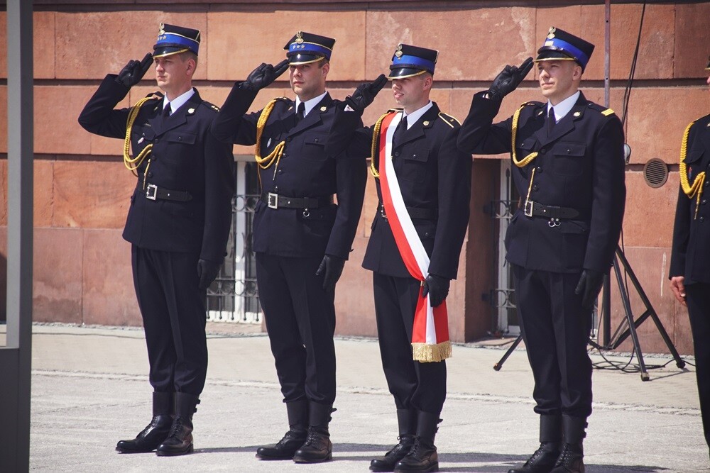 Dziś na rynku miała miejsce uroczystość nadania sztandaru Komendzie Miejskiej Państwowej Straży Pożarnej. Nasza komenda otrzymała również Złotą Odznakę Honorową za Zasługi dla Województwa Śląskiego. Przed uroczystością w kościele pw. św. Pawła odprawiona została msza św. w intencji strażaków i pracowników rudzkiej komendy.