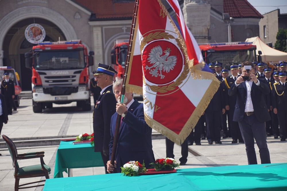 Dziś na rynku miała miejsce uroczystość nadania sztandaru Komendzie Miejskiej Państwowej Straży Pożarnej. Nasza komenda otrzymała również Złotą Odznakę Honorową za Zasługi dla Województwa Śląskiego. Przed uroczystością w kościele pw. św. Pawła odprawiona została msza św. w intencji strażaków i pracowników rudzkiej komendy.