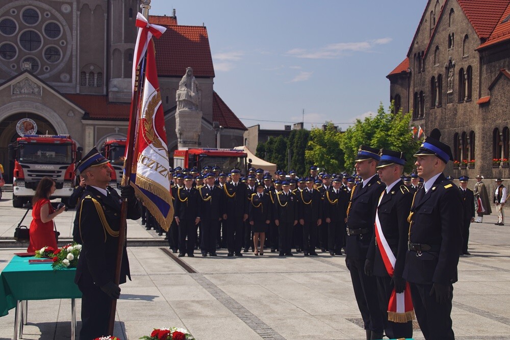 Dziś na rynku miała miejsce uroczystość nadania sztandaru Komendzie Miejskiej Państwowej Straży Pożarnej. Nasza komenda otrzymała również Złotą Odznakę Honorową za Zasługi dla Województwa Śląskiego. Przed uroczystością w kościele pw. św. Pawła odprawiona została msza św. w intencji strażaków i pracowników rudzkiej komendy.