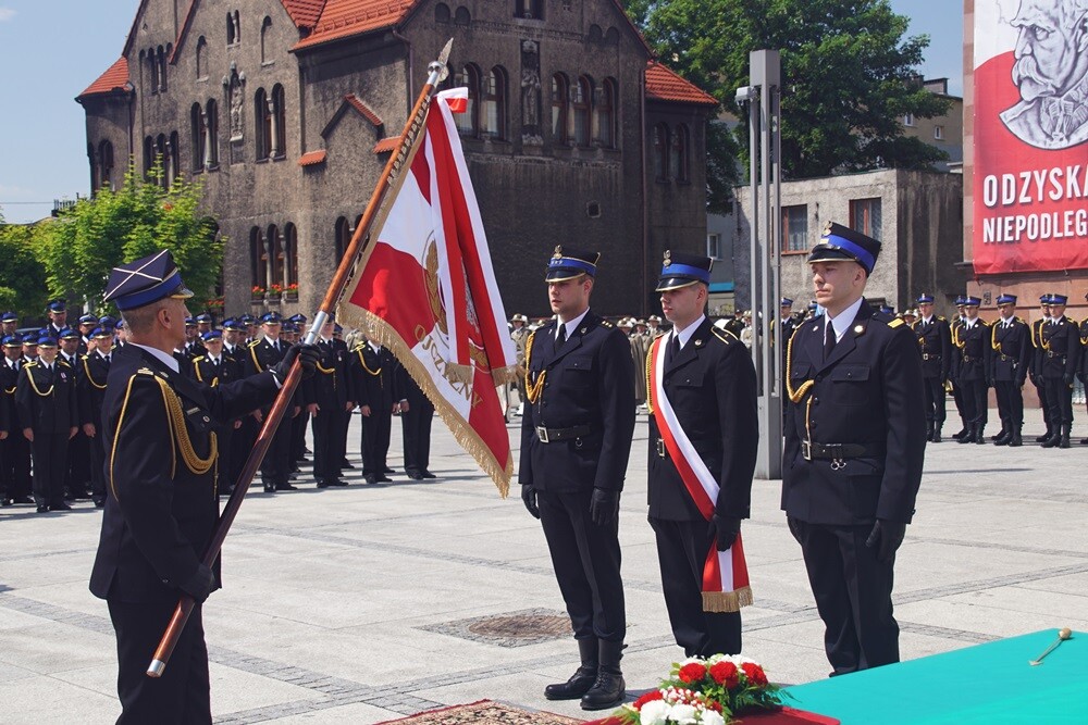 Dziś na rynku miała miejsce uroczystość nadania sztandaru Komendzie Miejskiej Państwowej Straży Pożarnej. Nasza komenda otrzymała również Złotą Odznakę Honorową za Zasługi dla Województwa Śląskiego. Przed uroczystością w kościele pw. św. Pawła odprawiona została msza św. w intencji strażaków i pracowników rudzkiej komendy.