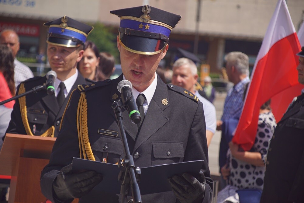 Dziś na rynku miała miejsce uroczystość nadania sztandaru Komendzie Miejskiej Państwowej Straży Pożarnej. Nasza komenda otrzymała również Złotą Odznakę Honorową za Zasługi dla Województwa Śląskiego. Przed uroczystością w kościele pw. św. Pawła odprawiona została msza św. w intencji strażaków i pracowników rudzkiej komendy.