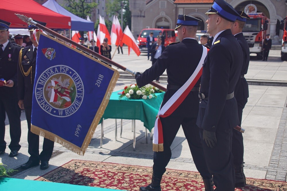 Dziś na rynku miała miejsce uroczystość nadania sztandaru Komendzie Miejskiej Państwowej Straży Pożarnej. Nasza komenda otrzymała również Złotą Odznakę Honorową za Zasługi dla Województwa Śląskiego. Przed uroczystością w kościele pw. św. Pawła odprawiona została msza św. w intencji strażaków i pracowników rudzkiej komendy.