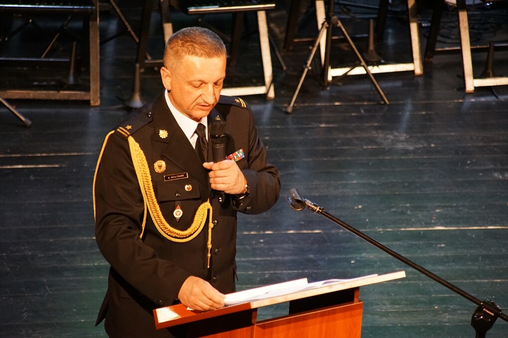 Rudzcy strażacy świętowali. Z okazji Dnia Strażaka w Miejskim Centrum Kultury im. H. Bisty odbyła się uroczystość, podczas której wręczono odznaczenia, awanse służbowe oraz nagrody prezydenta miasta. Nie zabrakło też życzeń i podziękowań za trud i pracę, jaką strażacy wkładają każdego dnia w to, żeby mieszkańcy Rudy Śląskiej mogli czuć się bezpiecznie.