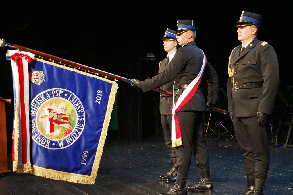 Rudzcy strażacy świętowali. Z okazji Dnia Strażaka w Miejskim Centrum Kultury im. H. Bisty odbyła się uroczystość, podczas której wręczono odznaczenia, awanse służbowe oraz nagrody prezydenta miasta. Nie zabrakło też życzeń i podziękowań za trud i pracę, jaką strażacy wkładają każdego dnia w to, żeby mieszkańcy Rudy Śląskiej mogli czuć się bezpiecznie.