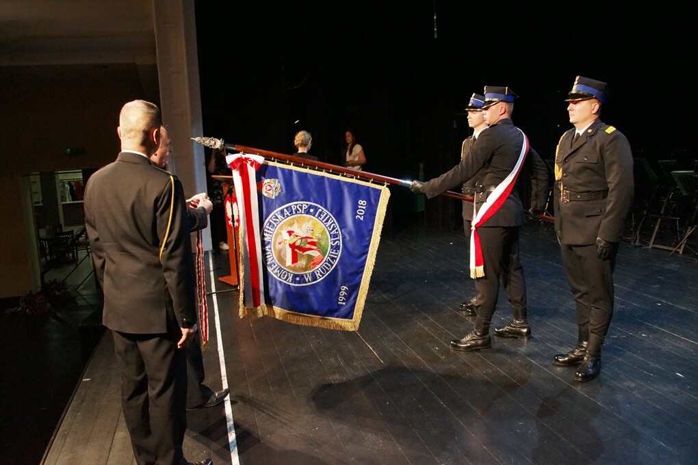 Rudzcy strażacy świętowali. Z okazji Dnia Strażaka w Miejskim Centrum Kultury im. H. Bisty odbyła się uroczystość, podczas której wręczono odznaczenia, awanse służbowe oraz nagrody prezydenta miasta. Nie zabrakło też życzeń i podziękowań za trud i pracę, jaką strażacy wkładają każdego dnia w to, żeby mieszkańcy Rudy Śląskiej mogli czuć się bezpiecznie.