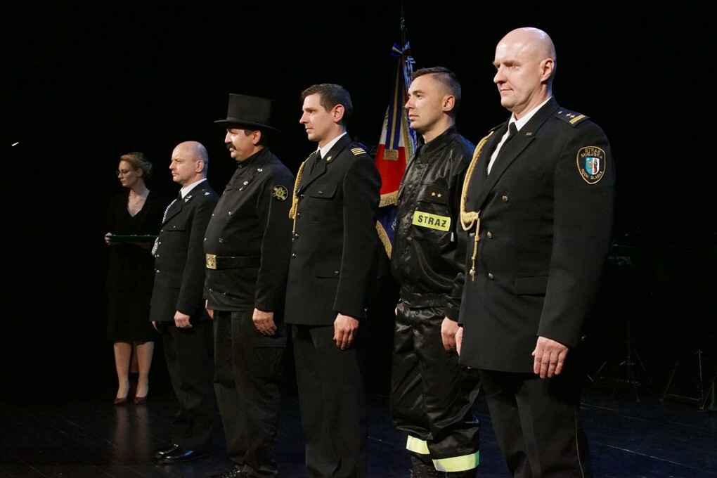 Rudzcy strażacy świętowali. Z okazji Dnia Strażaka w Miejskim Centrum Kultury im. H. Bisty odbyła się uroczystość, podczas której wręczono odznaczenia, awanse służbowe oraz nagrody prezydenta miasta. Nie zabrakło też życzeń i podziękowań za trud i pracę, jaką strażacy wkładają każdego dnia w to, żeby mieszkańcy Rudy Śląskiej mogli czuć się bezpiecznie.