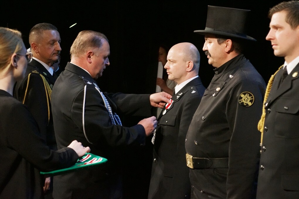 Rudzcy strażacy świętowali. Z okazji Dnia Strażaka w Miejskim Centrum Kultury im. H. Bisty odbyła się uroczystość, podczas której wręczono odznaczenia, awanse służbowe oraz nagrody prezydenta miasta. Nie zabrakło też życzeń i podziękowań za trud i pracę, jaką strażacy wkładają każdego dnia w to, żeby mieszkańcy Rudy Śląskiej mogli czuć się bezpiecznie.