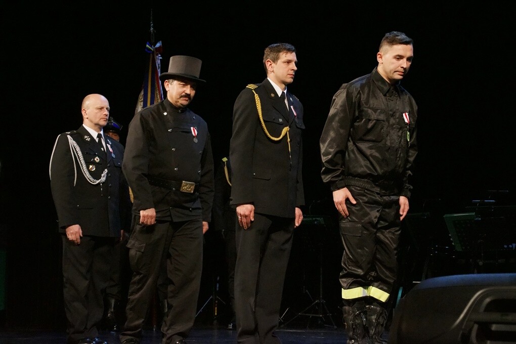 Rudzcy strażacy świętowali. Z okazji Dnia Strażaka w Miejskim Centrum Kultury im. H. Bisty odbyła się uroczystość, podczas której wręczono odznaczenia, awanse służbowe oraz nagrody prezydenta miasta. Nie zabrakło też życzeń i podziękowań za trud i pracę, jaką strażacy wkładają każdego dnia w to, żeby mieszkańcy Rudy Śląskiej mogli czuć się bezpiecznie.