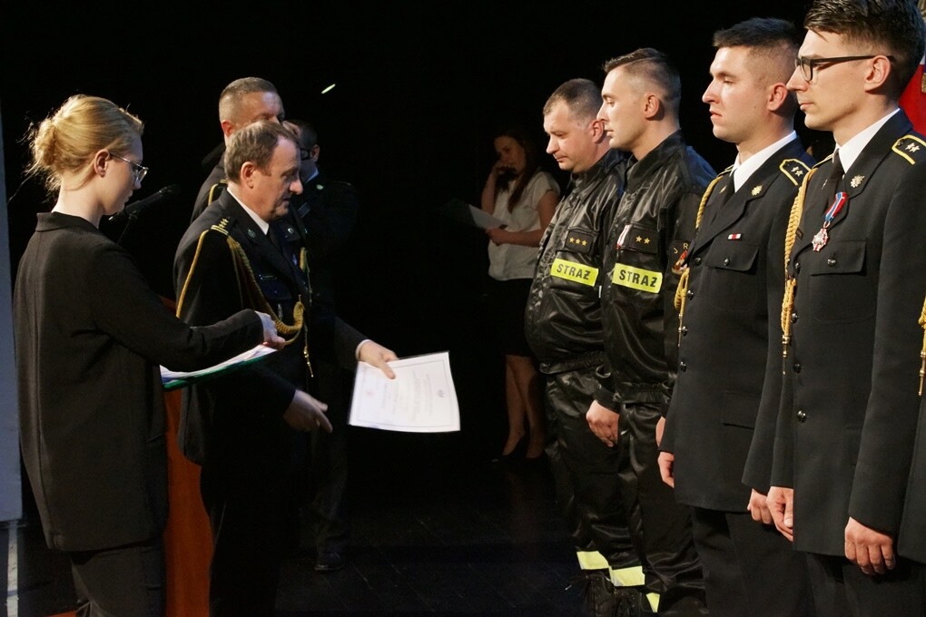 Rudzcy strażacy świętowali. Z okazji Dnia Strażaka w Miejskim Centrum Kultury im. H. Bisty odbyła się uroczystość, podczas której wręczono odznaczenia, awanse służbowe oraz nagrody prezydenta miasta. Nie zabrakło też życzeń i podziękowań za trud i pracę, jaką strażacy wkładają każdego dnia w to, żeby mieszkańcy Rudy Śląskiej mogli czuć się bezpiecznie.