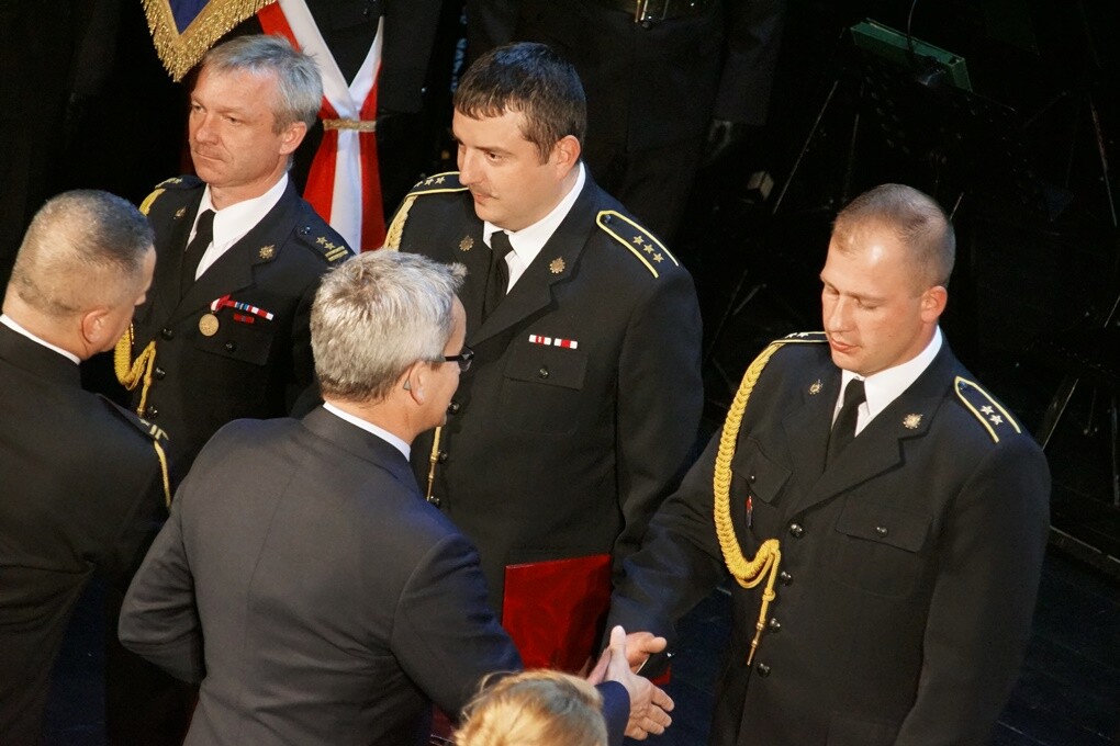 Rudzcy strażacy świętowali. Z okazji Dnia Strażaka w Miejskim Centrum Kultury im. H. Bisty odbyła się uroczystość, podczas której wręczono odznaczenia, awanse służbowe oraz nagrody prezydenta miasta. Nie zabrakło też życzeń i podziękowań za trud i pracę, jaką strażacy wkładają każdego dnia w to, żeby mieszkańcy Rudy Śląskiej mogli czuć się bezpiecznie.