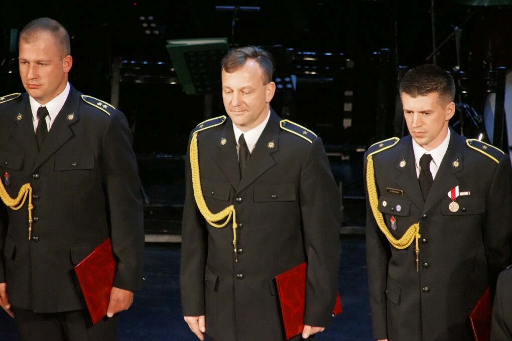 Rudzcy strażacy świętowali. Z okazji Dnia Strażaka w Miejskim Centrum Kultury im. H. Bisty odbyła się uroczystość, podczas której wręczono odznaczenia, awanse służbowe oraz nagrody prezydenta miasta. Nie zabrakło też życzeń i podziękowań za trud i pracę, jaką strażacy wkładają każdego dnia w to, żeby mieszkańcy Rudy Śląskiej mogli czuć się bezpiecznie.
