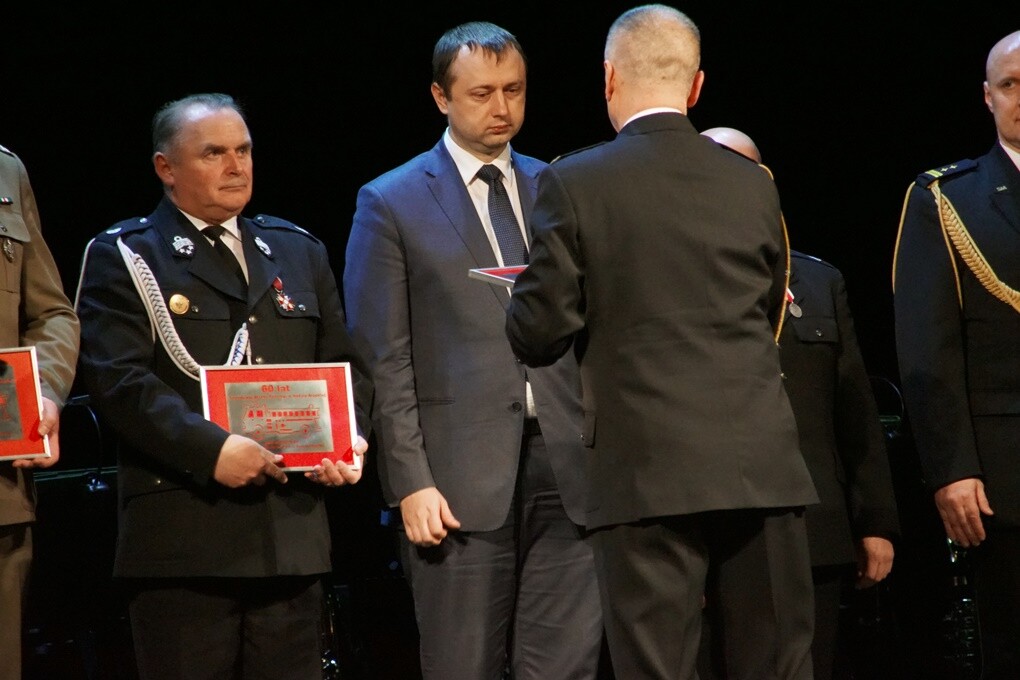 Rudzcy strażacy świętowali. Z okazji Dnia Strażaka w Miejskim Centrum Kultury im. H. Bisty odbyła się uroczystość, podczas której wręczono odznaczenia, awanse służbowe oraz nagrody prezydenta miasta. Nie zabrakło też życzeń i podziękowań za trud i pracę, jaką strażacy wkładają każdego dnia w to, żeby mieszkańcy Rudy Śląskiej mogli czuć się bezpiecznie.