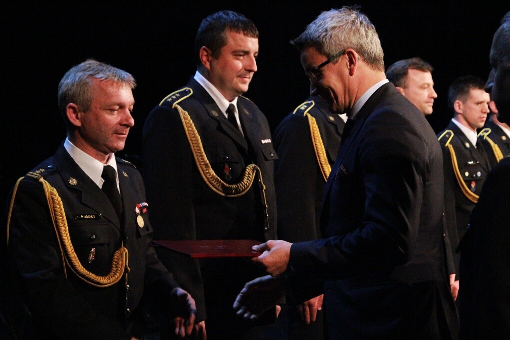 Rudzcy strażacy świętowali. Z okazji Dnia Strażaka w Miejskim Centrum Kultury im. H. Bisty odbyła się uroczystość, podczas której wręczono odznaczenia, awanse służbowe oraz nagrody prezydenta miasta. Nie zabrakło też życzeń i podziękowań za trud i pracę, jaką strażacy wkładają każdego dnia w to, żeby mieszkańcy Rudy Śląskiej mogli czuć się bezpiecznie.