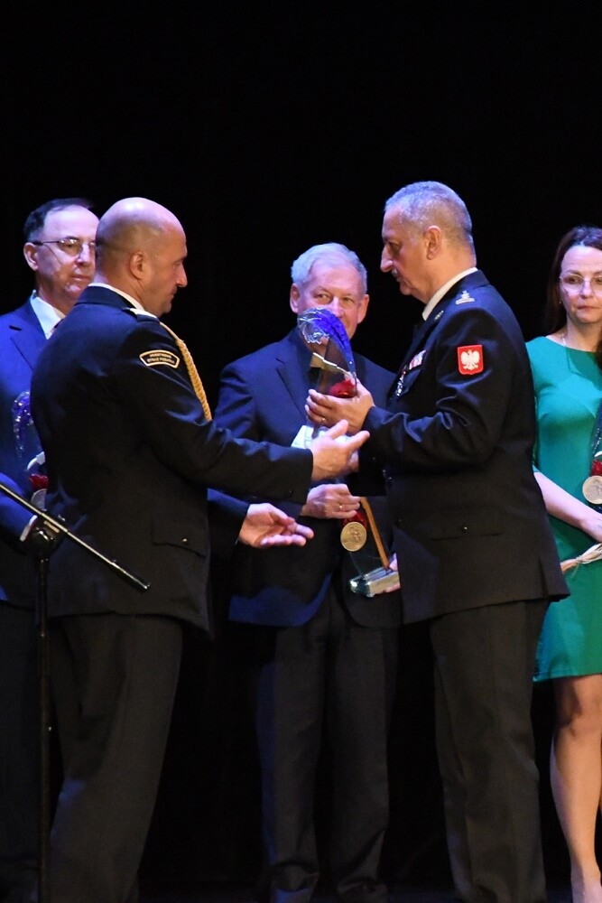 17 maja w Miejskim Centrum Kultury im. Henryka Bisty w Rudzie Śląskiej odbyły się uroczyste Obchody Dnia Strażaka oraz 30 – lecia powstania Państwowej Straży Pożarnej.

fot. Jacek Knapik