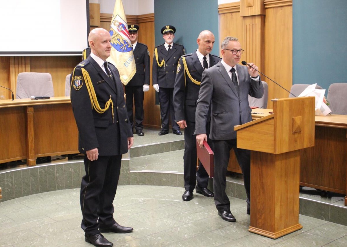 W sali sesyjnej Urzędu Miasta odbył się Dzień Straży Miejskiej, będący okazją do złożenia życzeń i podziękowań za służbę /  fot. UM Ruda Śląska