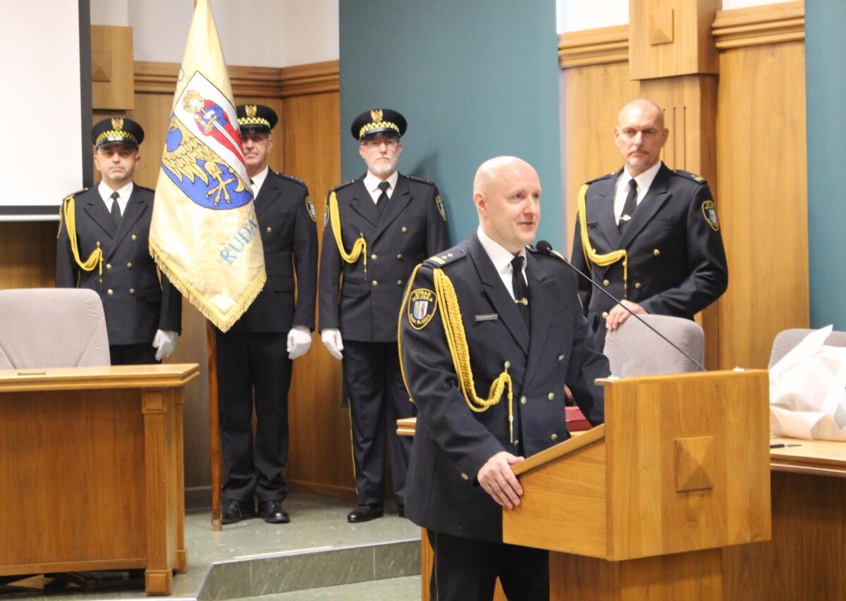 W sali sesyjnej Urzędu Miasta odbył się Dzień Straży Miejskiej, będący okazją do złożenia życzeń i podziękowań za służbę /  fot. UM Ruda Śląska