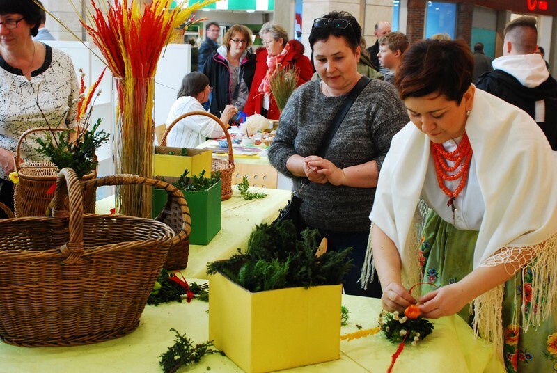 Warsztaty wielkanocne w C.H. Plaza: Uczestnicy zajęć nie tylko wykonali wyjątkowe ozdoby, ale i poznali historię przygotowywania palm, o której opowiedziała pani Ewelina Pieczka z Muzeum Miejskiego