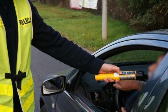 Dziewięciu kierowców na "podwójnym gazie". Jeden spowodował kolizję na Kokota!