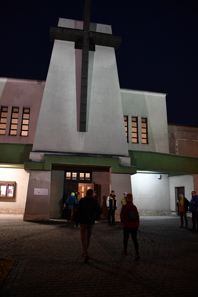 W piątek w Rudzie Śląskiej odbyła się Ekstremalna Droga Krzyżowa. Uczestnicy mieli do pokonania nocą 40 lub 30-kilometrową trasę prowadzącą przez różne dzielnice naszego miasta.

fot. Jacek Knapik