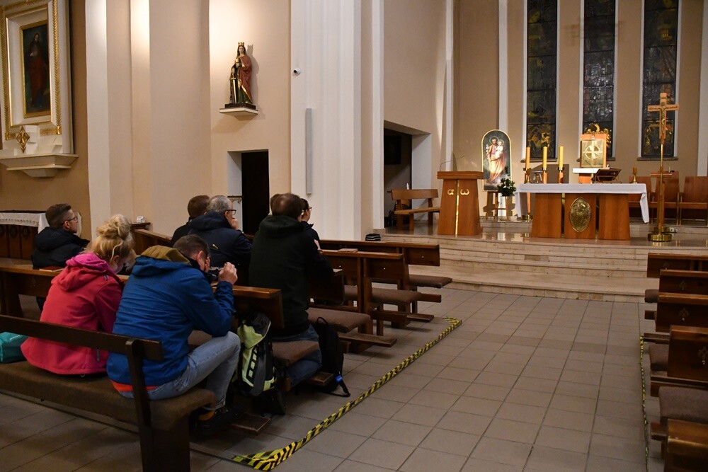 W piątek w Rudzie Śląskiej odbyła się Ekstremalna Droga Krzyżowa. Uczestnicy mieli do pokonania nocą 40 lub 30-kilometrową trasę prowadzącą przez różne dzielnice naszego miasta.

fot. Jacek Knapik