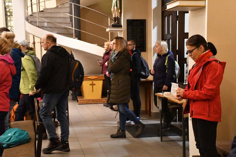 W piątek w Rudzie Śląskiej odbyła się Ekstremalna Droga Krzyżowa. Uczestnicy mieli do pokonania nocą 40 lub 30-kilometrową trasę prowadzącą przez różne dzielnice naszego miasta.

fot. Jacek Knapik