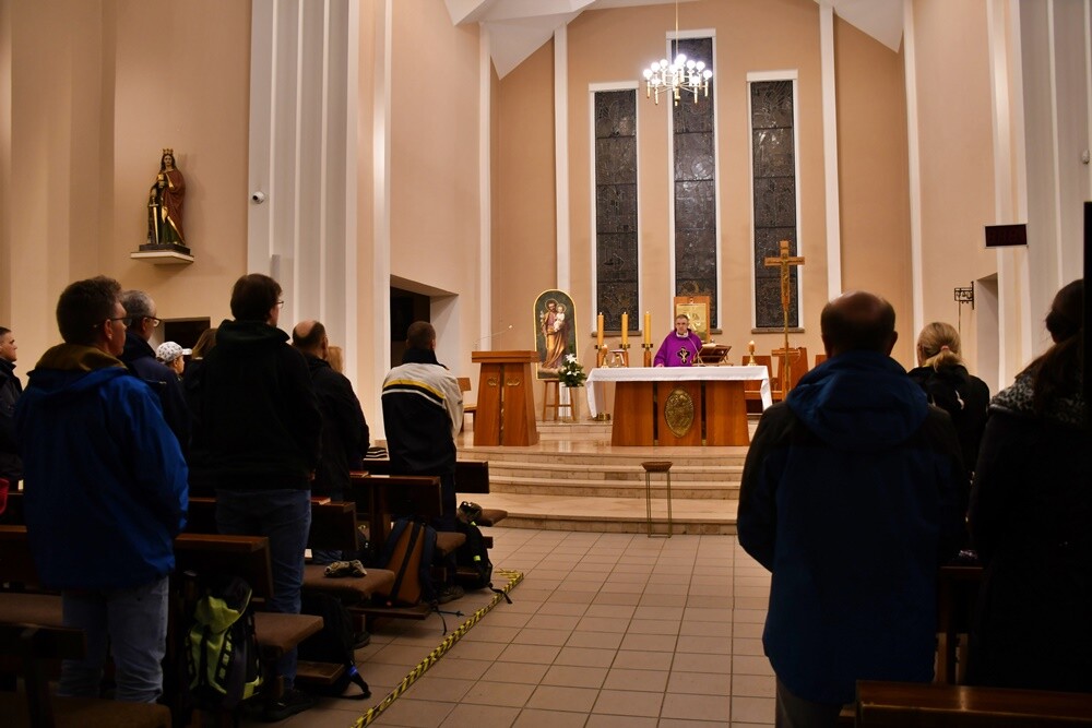 W piątek w Rudzie Śląskiej odbyła się Ekstremalna Droga Krzyżowa. Uczestnicy mieli do pokonania nocą 40 lub 30-kilometrową trasę prowadzącą przez różne dzielnice naszego miasta.

fot. Jacek Knapik