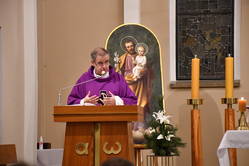 W piątek w Rudzie Śląskiej odbyła się Ekstremalna Droga Krzyżowa. Uczestnicy mieli do pokonania nocą 40 lub 30-kilometrową trasę prowadzącą przez różne dzielnice naszego miasta.

fot. Jacek Knapik