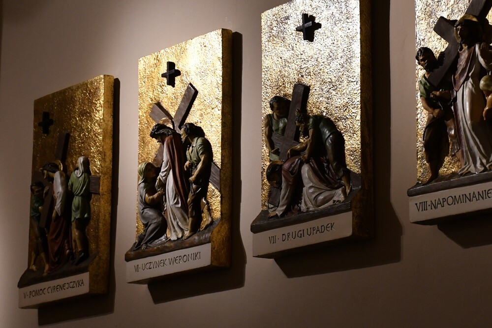 W piątek w Rudzie Śląskiej odbyła się Ekstremalna Droga Krzyżowa. Uczestnicy mieli do pokonania nocą 40 lub 30-kilometrową trasę prowadzącą przez różne dzielnice naszego miasta.

fot. Jacek Knapik