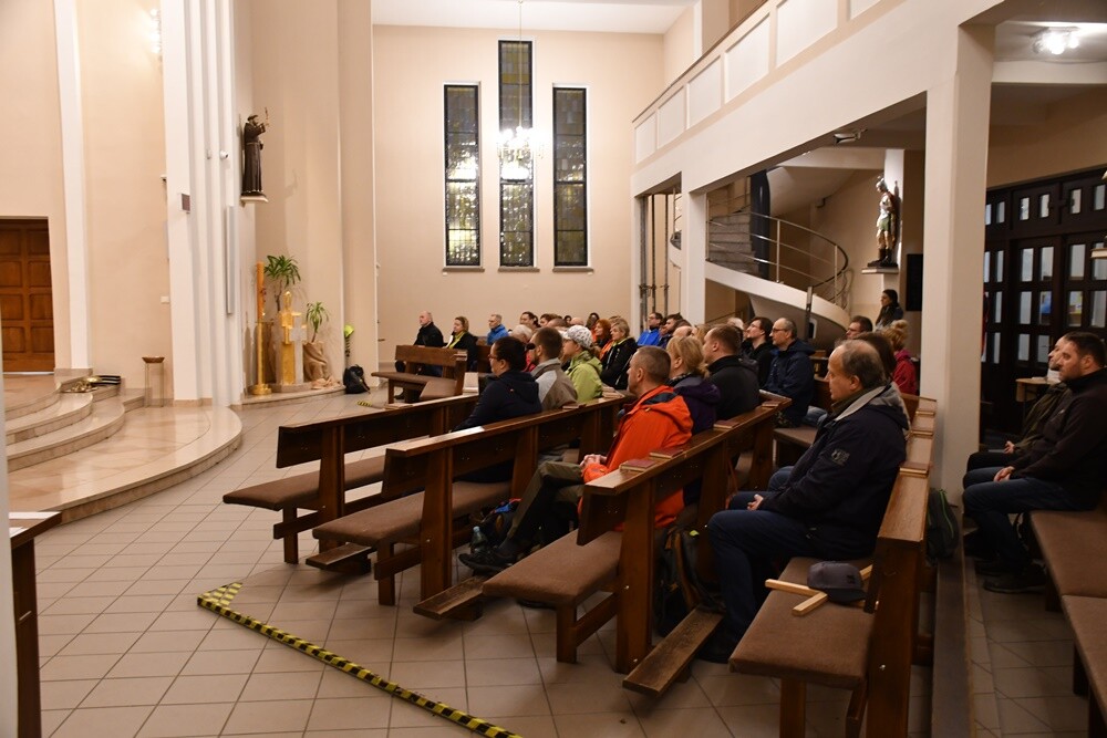 W piątek w Rudzie Śląskiej odbyła się Ekstremalna Droga Krzyżowa. Uczestnicy mieli do pokonania nocą 40 lub 30-kilometrową trasę prowadzącą przez różne dzielnice naszego miasta.

fot. Jacek Knapik