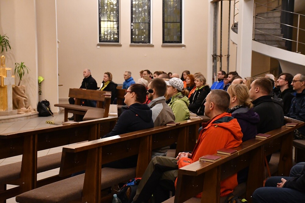 W piątek w Rudzie Śląskiej odbyła się Ekstremalna Droga Krzyżowa. Uczestnicy mieli do pokonania nocą 40 lub 30-kilometrową trasę prowadzącą przez różne dzielnice naszego miasta.

fot. Jacek Knapik