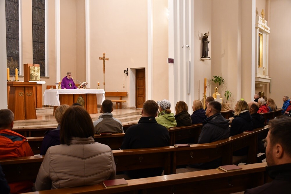 W piątek w Rudzie Śląskiej odbyła się Ekstremalna Droga Krzyżowa. Uczestnicy mieli do pokonania nocą 40 lub 30-kilometrową trasę prowadzącą przez różne dzielnice naszego miasta.

fot. Jacek Knapik