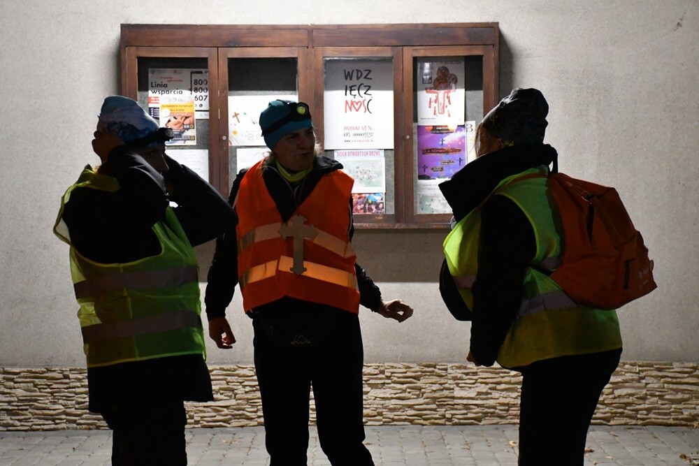 W piątek w Rudzie Śląskiej odbyła się Ekstremalna Droga Krzyżowa. Uczestnicy mieli do pokonania nocą 40 lub 30-kilometrową trasę prowadzącą przez różne dzielnice naszego miasta.

fot. Jacek Knapik