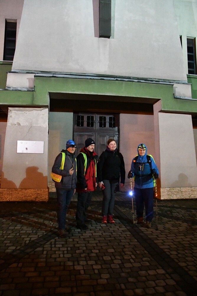 W piątek w Rudzie Śląskiej odbyła się Ekstremalna Droga Krzyżowa. Uczestnicy mieli do pokonania nocą 40 lub 30-kilometrową trasę prowadzącą przez różne dzielnice naszego miasta.

fot. Jacek Knapik