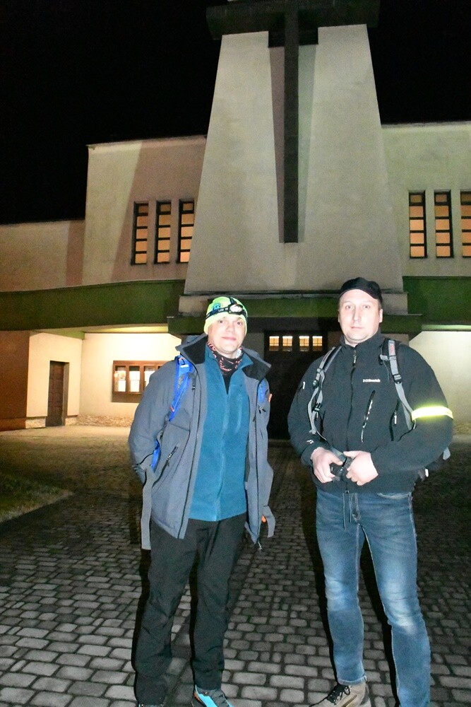 W piątek w Rudzie Śląskiej odbyła się Ekstremalna Droga Krzyżowa. Uczestnicy mieli do pokonania nocą 40 lub 30-kilometrową trasę prowadzącą przez różne dzielnice naszego miasta.

fot. Jacek Knapik