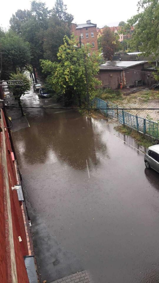 Intensywne opady deszczu przetaczają się obecnie przez województwo śląskie, powodując poważne zalania również w Rudzie Śląskiej / fot. czytelników
