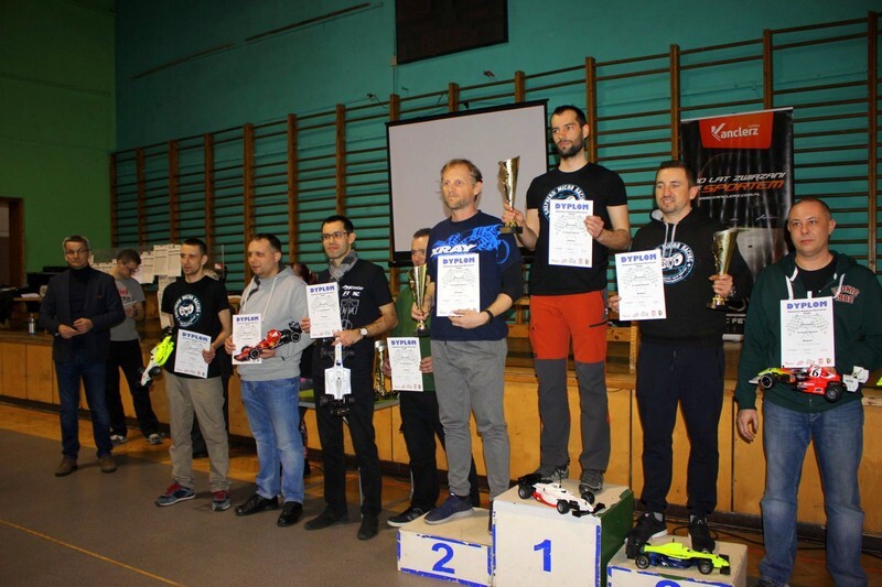 10 marca w hal MOSiR przy ul. Kłodnickiej odbyły się eliminacje i finały Mistrzostw Polski elektrycznych modeli samochodów zdalnie sterowanych ON-ROAD.