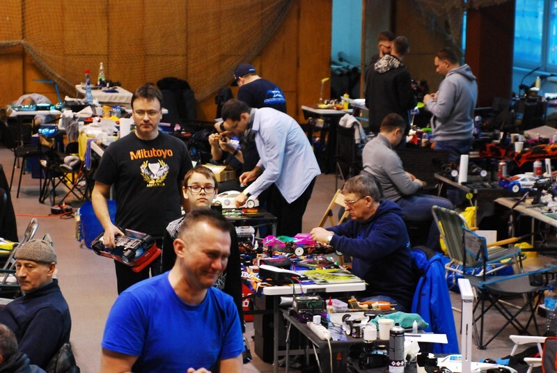 Zawodnicy muszą posiadać specjalistyczną wiedzę oraz umiejętności sprawnej naprawy uszkodzonych modeli.