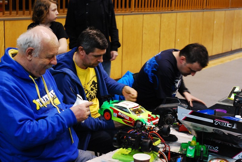 Halowe Eliminacje Mistrzostw Polski modeli zdalnie sterowanych w Rudzie Śląskiej odbyły się w dniach 9-10 marca 2019 r. To pierwsze tego typu zawody w naszym mieście. Do tej pory na torze przy ul. Kolberga odbywały się zarówno letnie eliminacje, jak i zawody modeli zdalnie sterowanych.