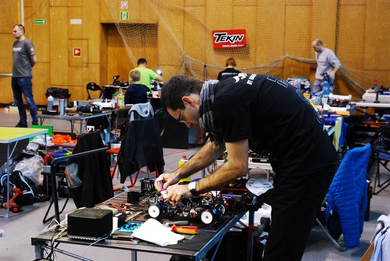 Halowe Eliminacje Mistrzostw Polski modeli zdalnie sterowanych w Rudzie Śląskiej odbyły się w dniach 9-10 marca 2019 r. To pierwsze tego typu zawody w naszym mieście. Do tej pory na torze przy ul. Kolberga odbywały się zarówno letnie eliminacje, jak i zawody modeli zdalnie sterowanych.