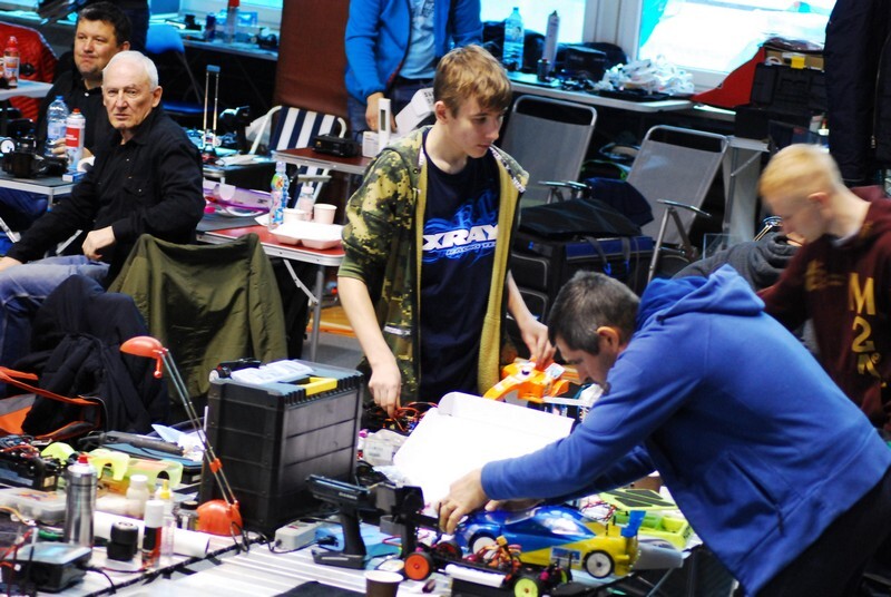 Halowe Eliminacje Mistrzostw Polski modeli zdalnie sterowanych w Rudzie Śląskiej odbyły się w dniach 9-10 marca 2019 r. To pierwsze tego typu zawody w naszym mieście. Do tej pory na torze przy ul. Kolberga odbywały się zarówno letnie eliminacje, jak i zawody modeli zdalnie sterowanych.