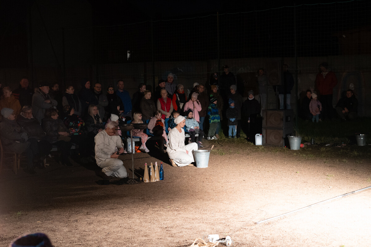 Wczoraj, 31 października br. na boisku Młodzieżowego Domu Kultury w Rudzie odbyło się widowisko ognia „Exultet – Światło Janasa”. / fot. Marek Faber