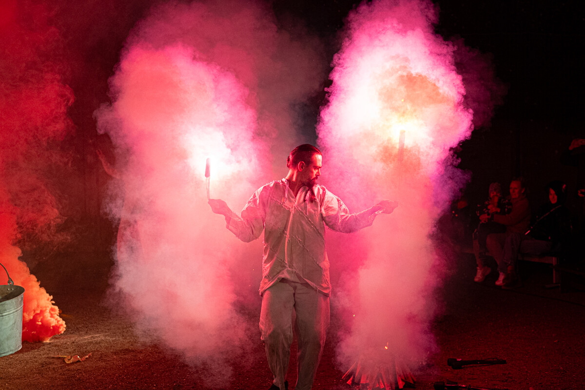 Wczoraj, 31 października br. na boisku Młodzieżowego Domu Kultury w Rudzie odbyło się widowisko ognia „Exultet – Światło Janasa”. / fot. Marek Faber