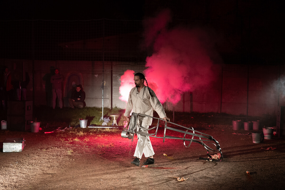 Wczoraj, 31 października br. na boisku Młodzieżowego Domu Kultury w Rudzie odbyło się widowisko ognia „Exultet – Światło Janasa”. / fot. Marek Faber