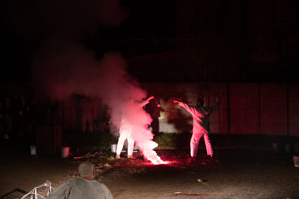 Wczoraj, 31 października br. na boisku Młodzieżowego Domu Kultury w Rudzie odbyło się widowisko ognia „Exultet – Światło Janasa”. / fot. Marek Faber