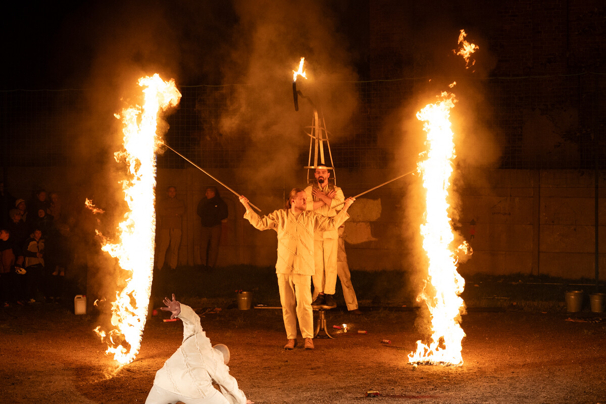 Wczoraj, 31 października br. na boisku Młodzieżowego Domu Kultury w Rudzie odbyło się widowisko ognia „Exultet – Światło Janasa”. / fot. Marek Faber