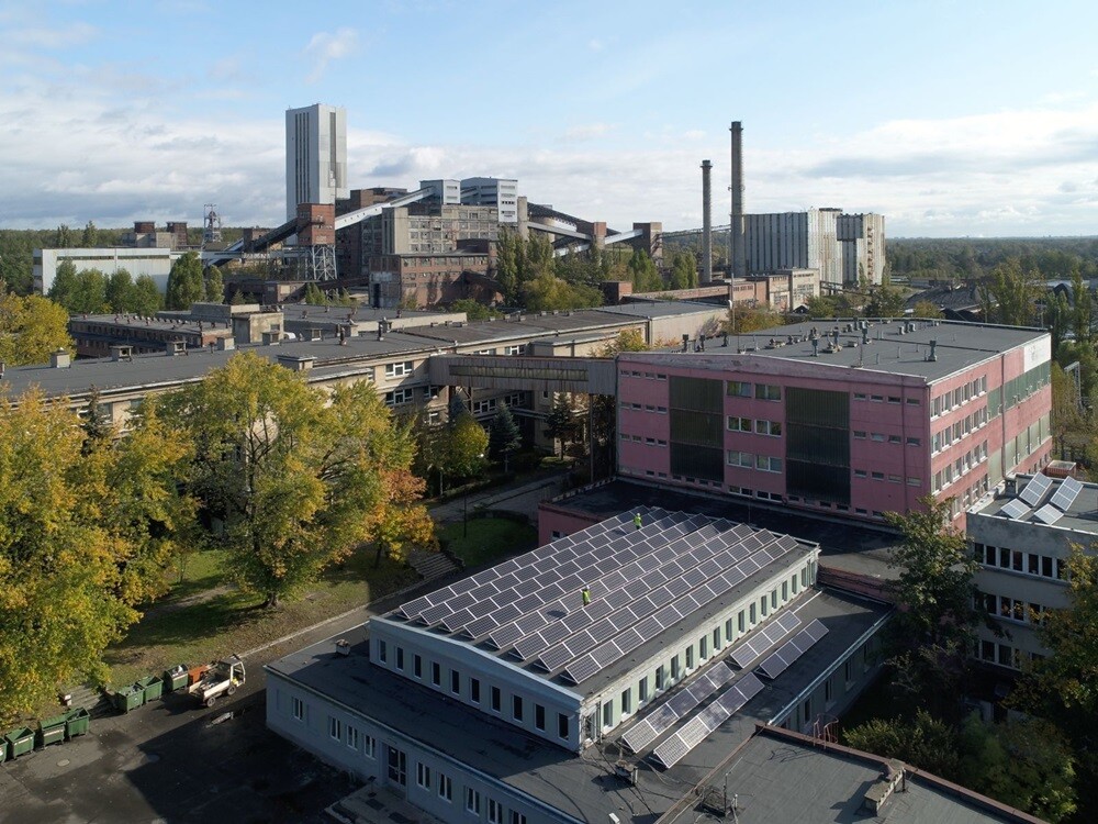 W Ruchu Halemba kopalni Ruda w Polskiej Grupie Górniczej w październiku uruchomiona została pilotażowa instalacja fotowoltaiczna o mocy 410 kWp (kilowatopików). To pierwsze z przedsięwzięć w dużym projekcie PGG na pozyskanie energii słonecznej.