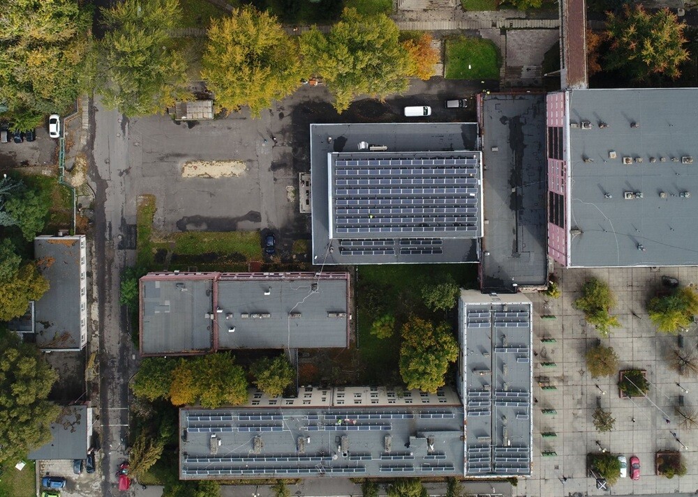 W Ruchu Halemba kopalni Ruda w Polskiej Grupie Górniczej w październiku uruchomiona została pilotażowa instalacja fotowoltaiczna o mocy 410 kWp (kilowatopików). To pierwsze z przedsięwzięć w dużym projekcie PGG na pozyskanie energii słonecznej.