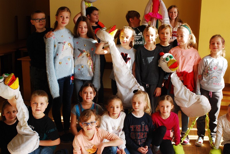 Kolejnego dnia uczestnicy mogli zrealizować swoje projekty, wykonując rekwizyty na podstawie wcześniej przygotowanych planów.